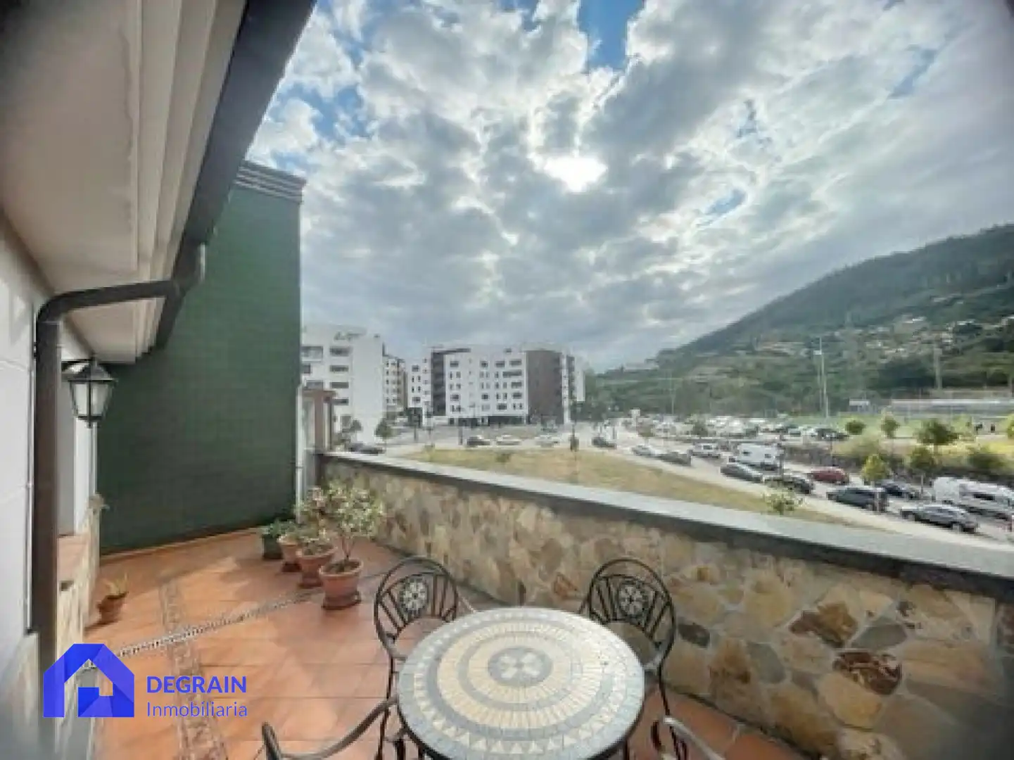 Vista exterior de Ático en venta en Oviedo  con Calefacción, Parquet y Terraza
