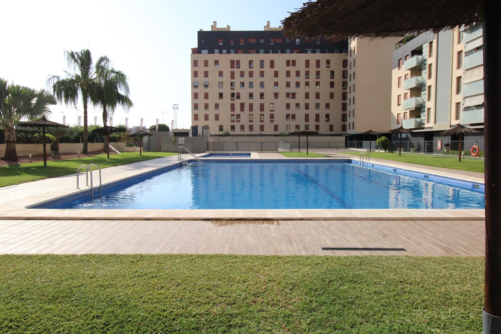 Piscina de Pis en venda en Alicante / Alacant amb Terrassa