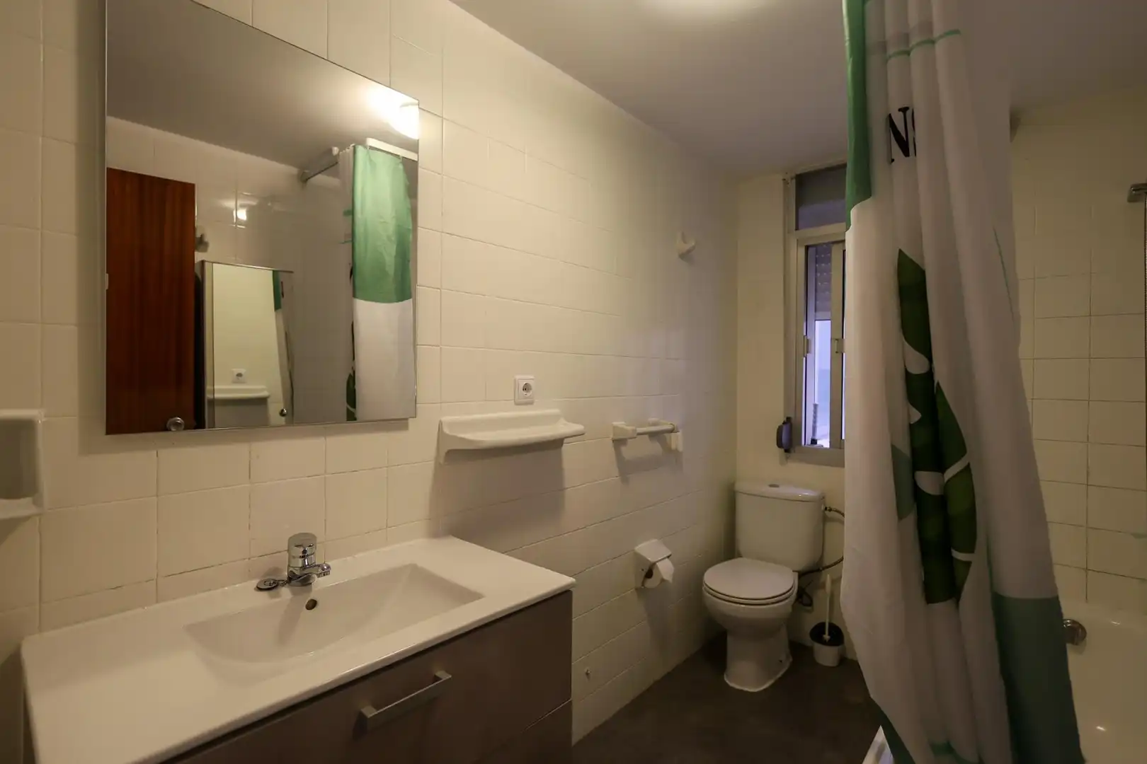 Bany de Pis en venda en Granada amb Calefacció, Moblat i Balcó