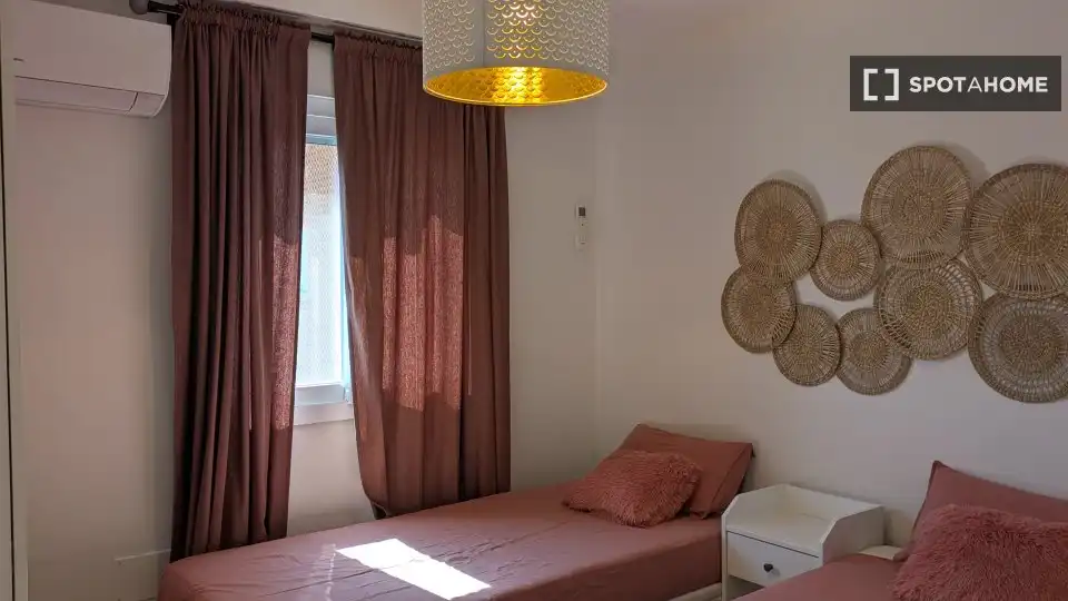 Dormitori de Apartament per a compartir en Málaga amb Aire condicionat, Terrassa i Moblat