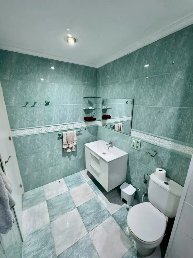 Baño de Piso de alquiler en Sevilla con Aire acondicionado y Balcón