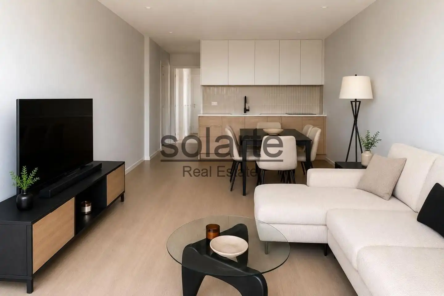 Sala d'estar de Pis en venda en L'Hospitalet de Llobregat amb Aire condicionat i Parquet