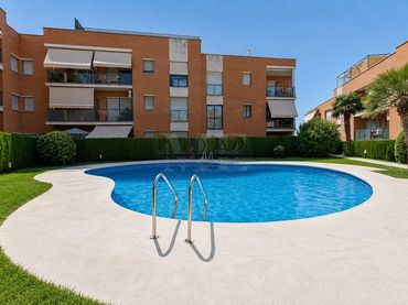 Pis amb piscina en venda a Avinguda Adelaida 6