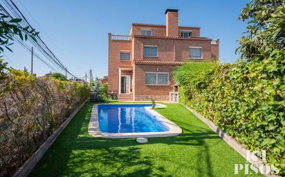 Piscina de Casa adosada en venda en Santa Perpètua de Mogoda amb Aire condicionat, Terrassa i Piscina