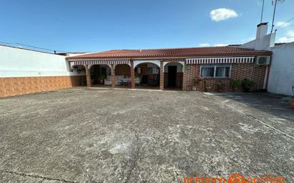 Vista exterior de Casa o xalet en venda en Lora del Río amb Aire condicionat i Calefacció