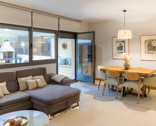 Sala d'estar de Casa adosada en venda en Paracuellos de Jarama amb Aire condicionat i Terrassa
