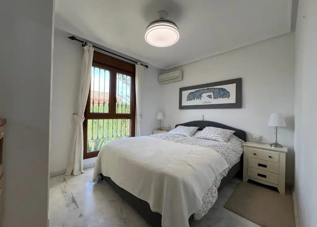 Dormitori de Casa o xalet en venda en Alicante / Alacant amb Aire condicionat, Calefacció i Jardí privat