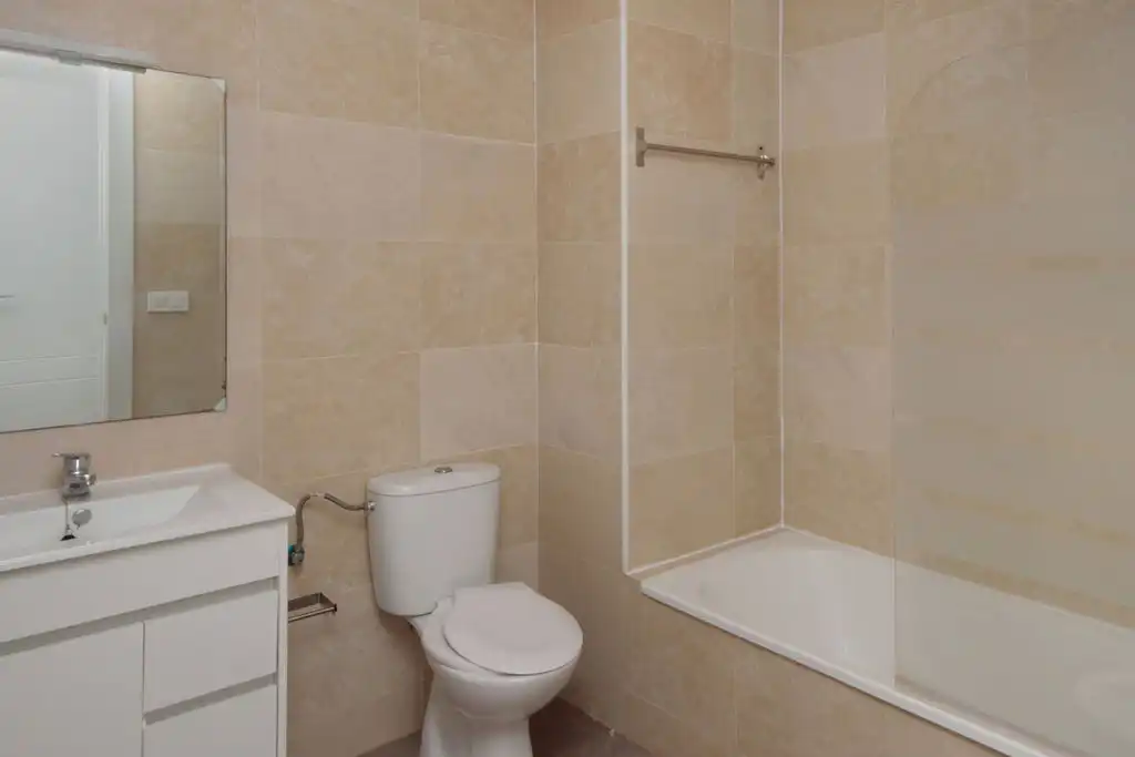 Badezimmer von Wohnung zum Verkauf in Badalona mit Parkett