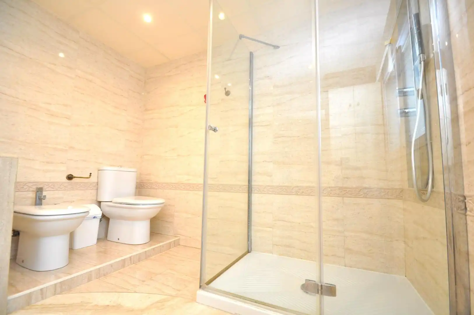 Badezimmer von Haus oder Chalet zum Verkauf in La Ràpita mit Privatgarten, Terrasse und Schwimmbad