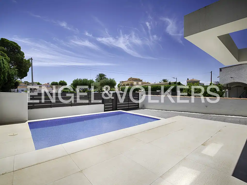 Piscina de Casa adosada en venda en Empuriabrava amb Aire condicionat, Jardí privat i Terrassa