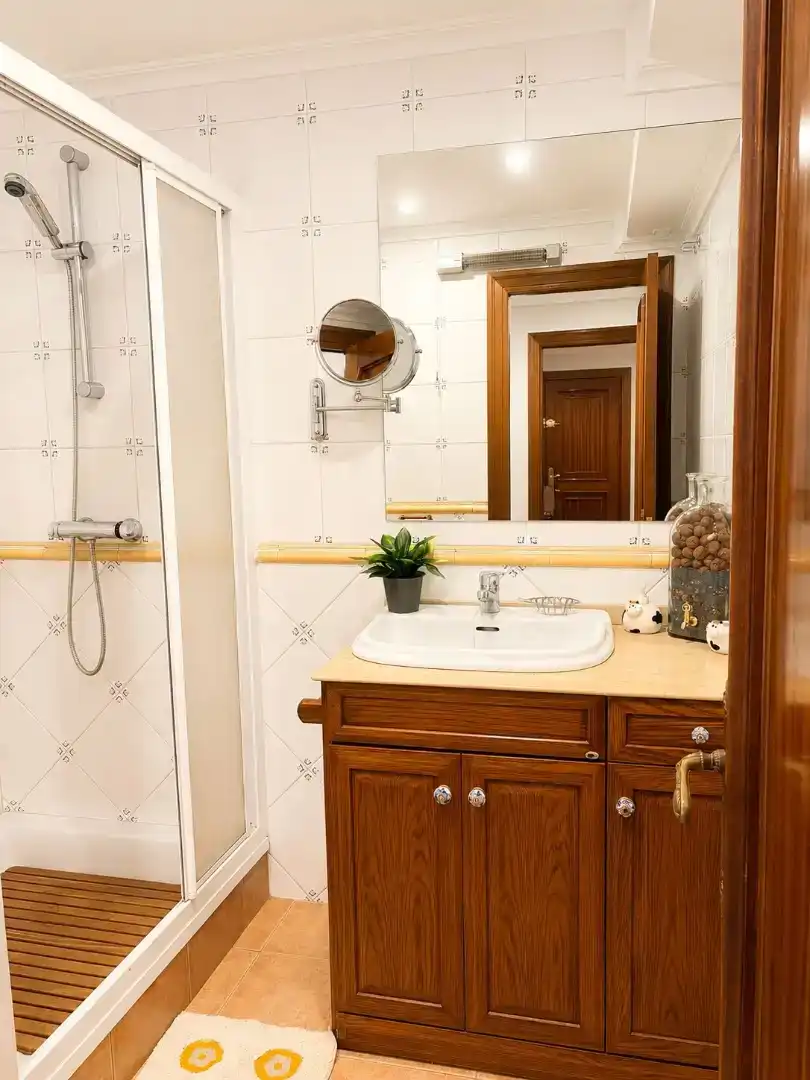 Badezimmer von Wohnung zur Miete in Siero mit Klimaanlage