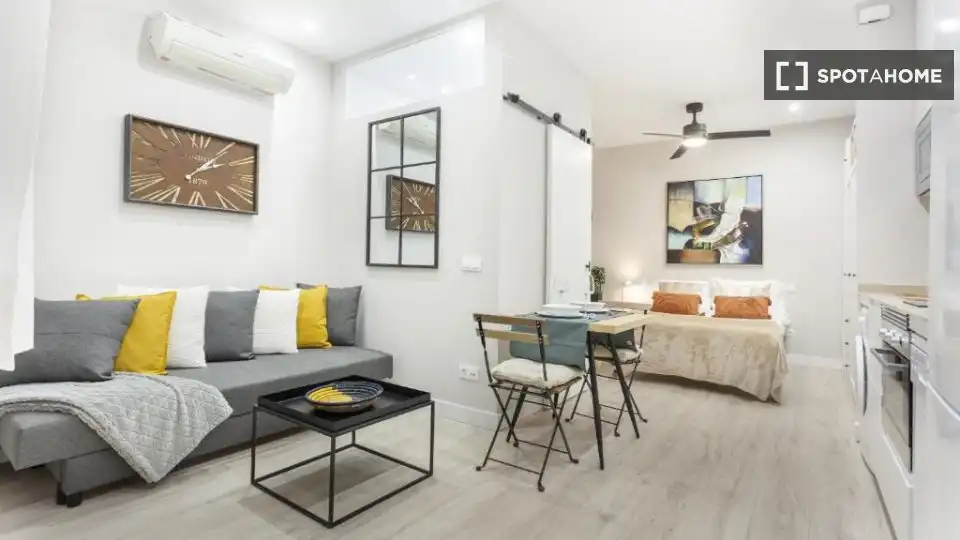Habitación de Piso de alquiler en  Madrid Capital con Aire acondicionado, Calefacción y Amueblado