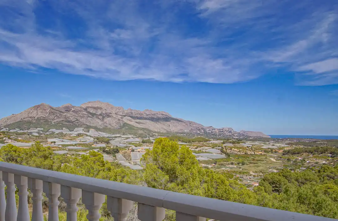 Vista exterior de Casa o xalet en venda en La Nucia amb Aire condicionat, Terrassa i Traster