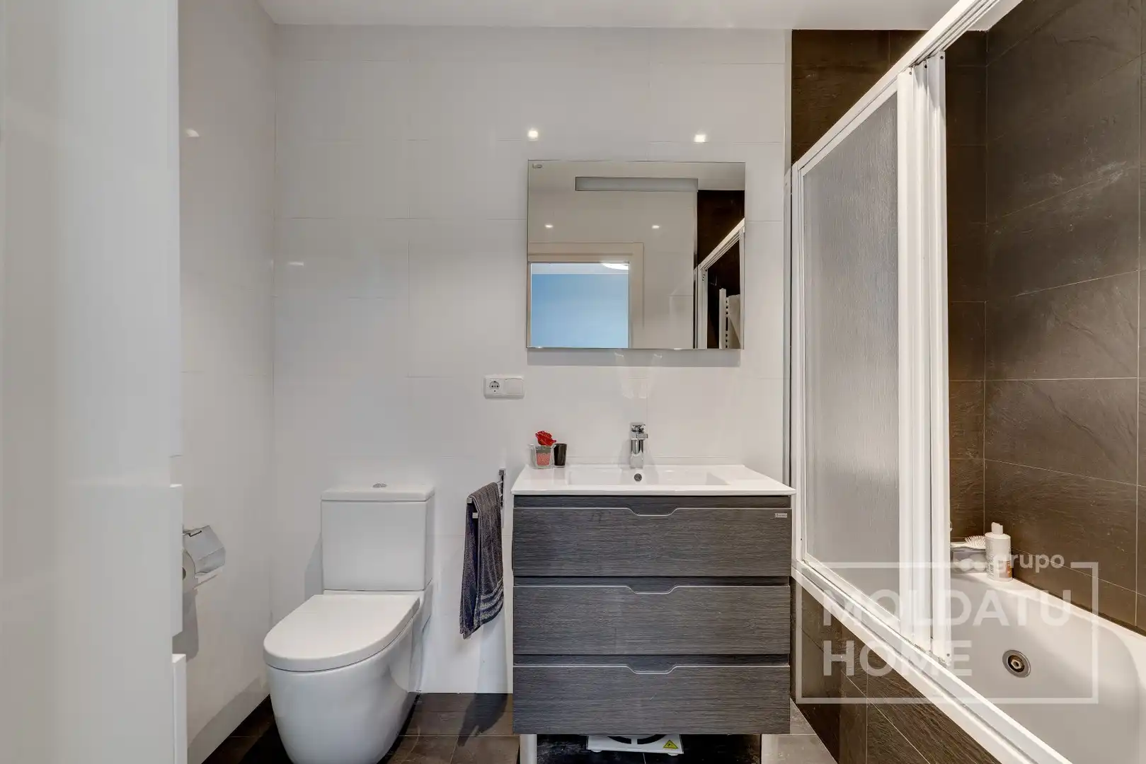 Baño de Piso en venta en Irun  con Calefacción, Trastero y Amueblado