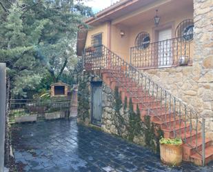 Vista exterior de Casa o xalet en venda en Colmenar del Arroyo amb Calefacció, Jardí privat i Terrassa