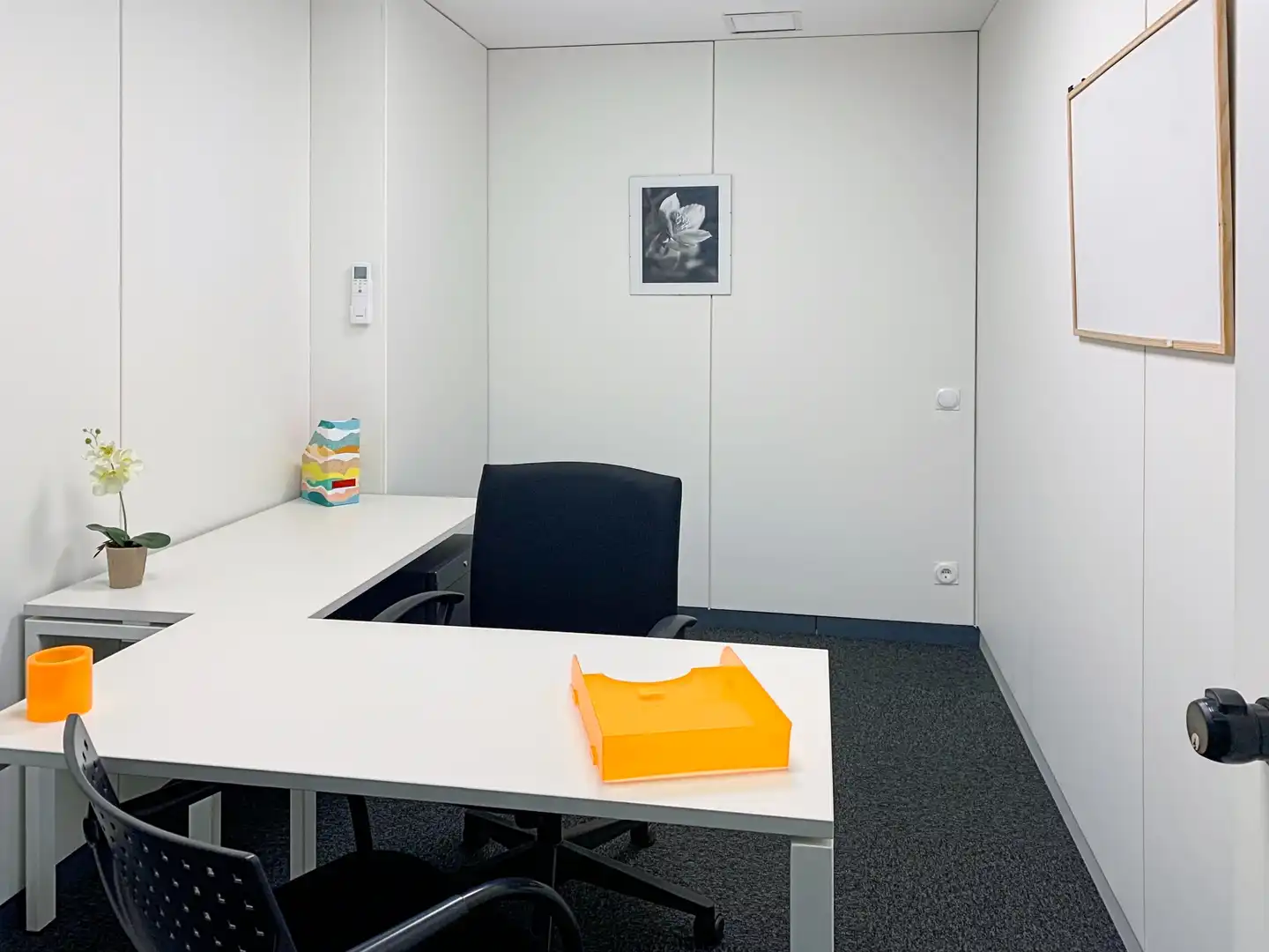 Büro zur Miete in Marbella mit Klimaanlage, Heizung und Möbliert