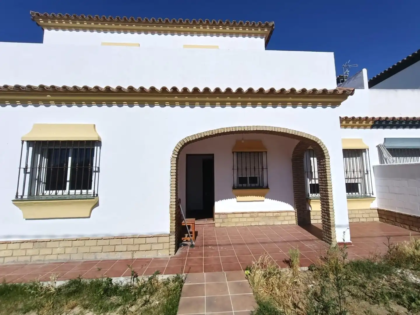Vista exterior de Casa o xalet en venda en Chiclana de la Frontera amb Jardí privat i Terrassa