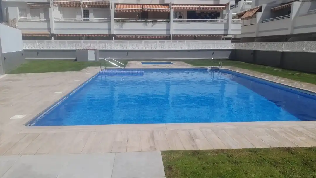 Piscina de Apartamento de alquiler en Torrox con Aire acondicionado, Calefacción y Terraza