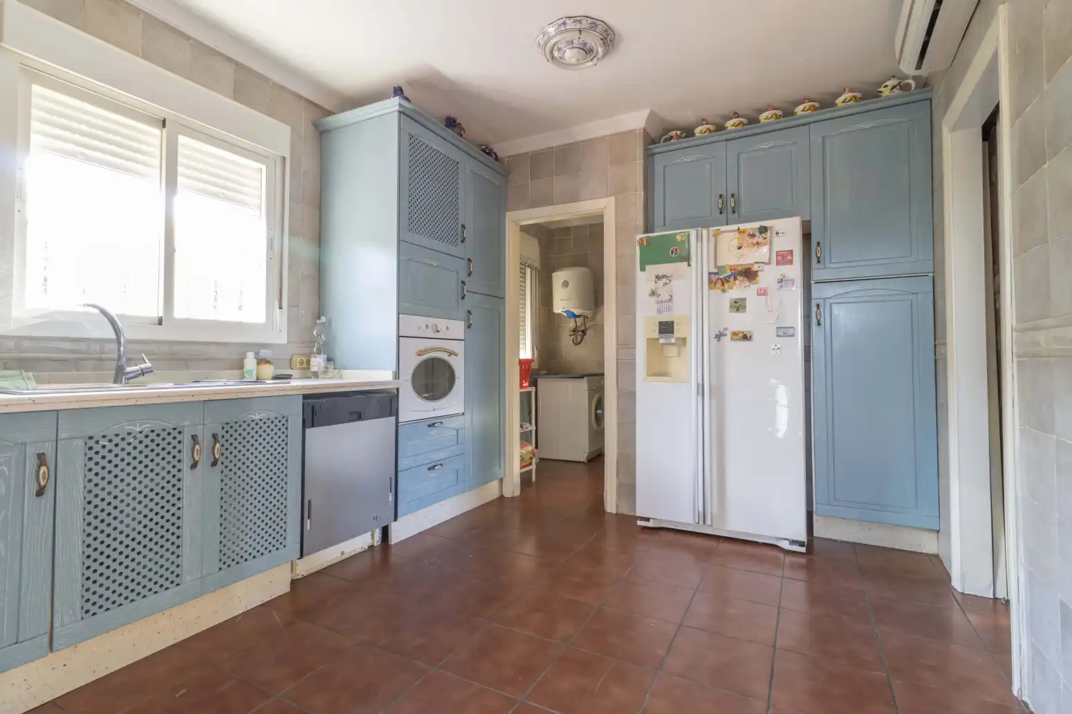 Cuina de Casa o xalet en venda en Alcalá de Guadaira amb Aire condicionat, Terrassa i Piscina