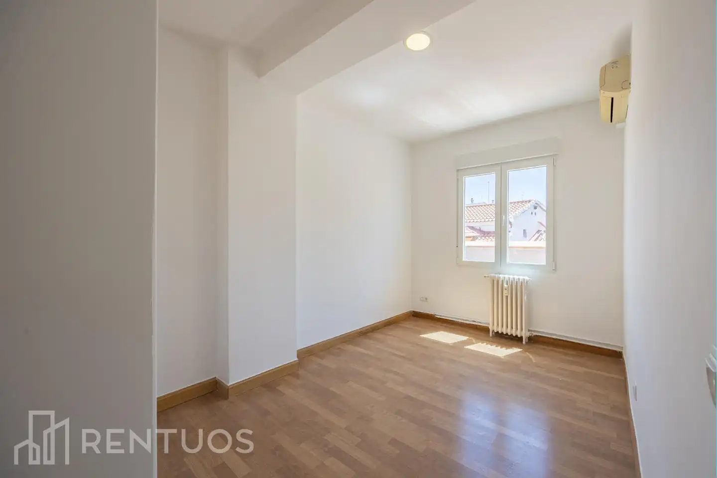 Schlafzimmer von Dachboden zur Miete in Madrid mit Klimaanlage, Heizung und Terrasse