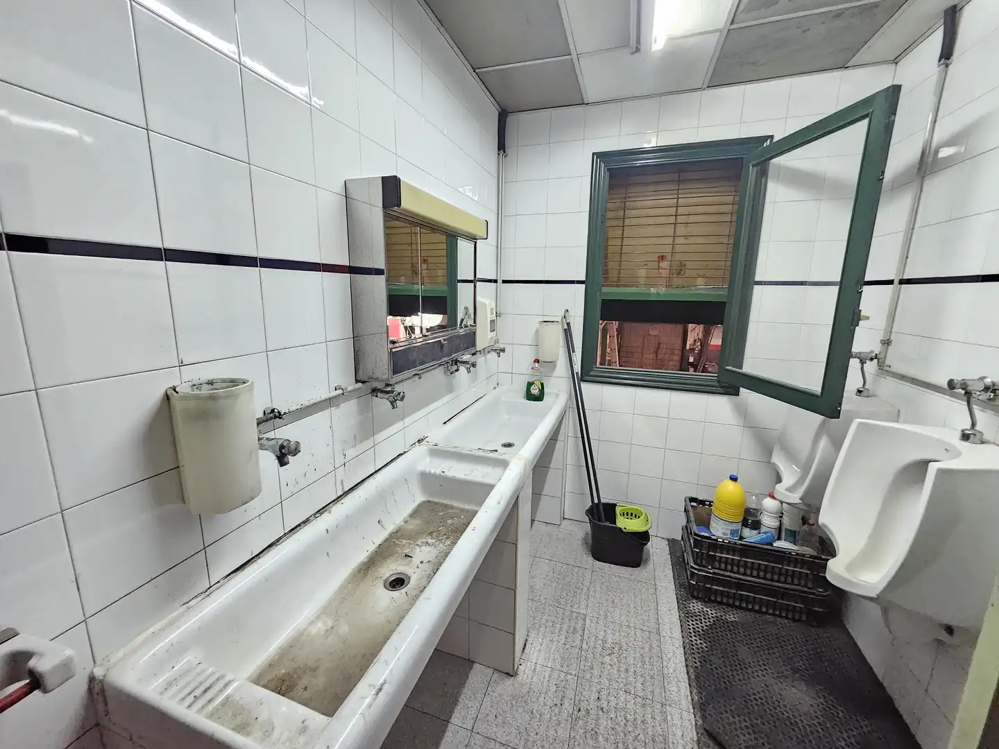Badezimmer von Fabrikhallen zum Verkauf in Elorrio mit Heizung