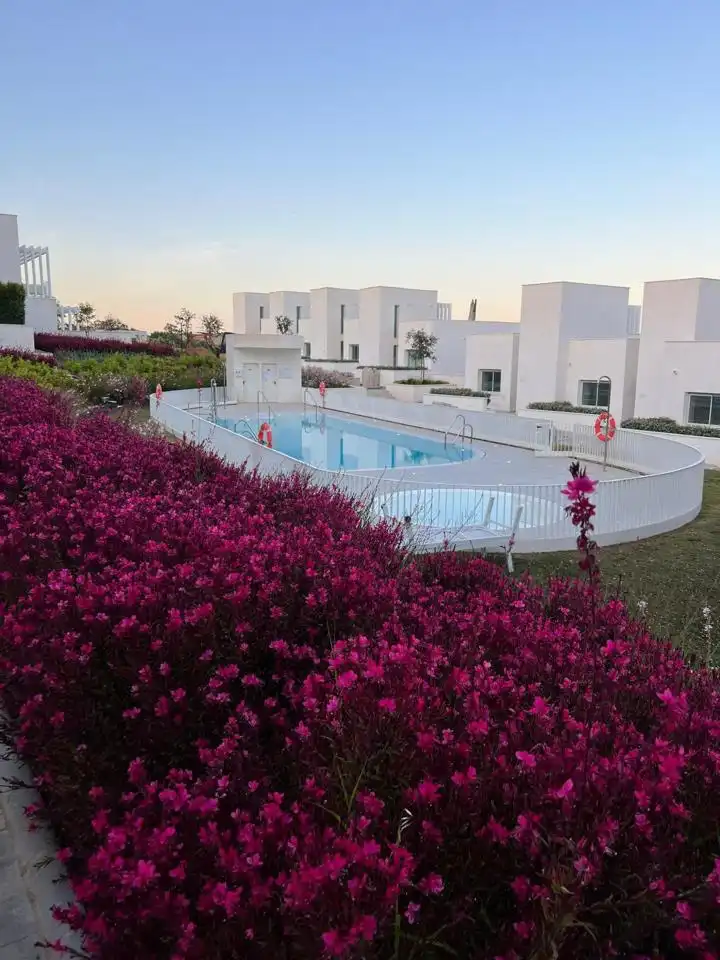 Piscina de Casa adosada en venda en Sotogrande amb Aire condicionat, Calefacció i Jardí privat