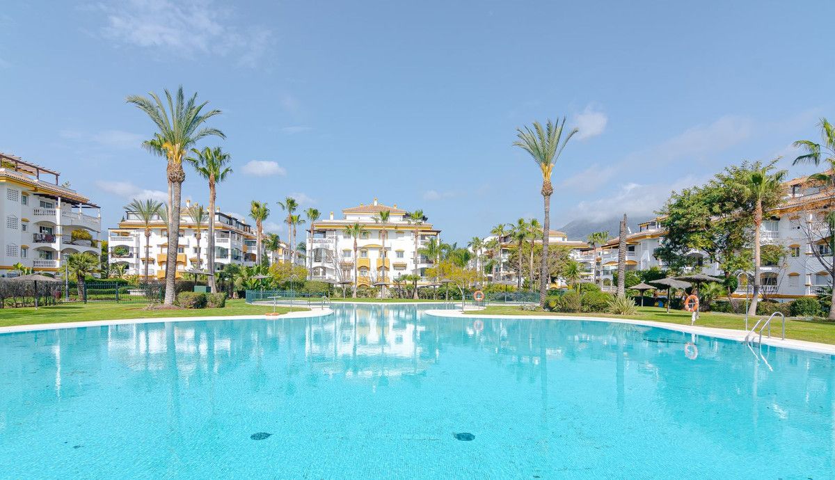 Vista exterior de Apartamento en venta en Marbella con Aire acondicionado, Amueblado y Balcón