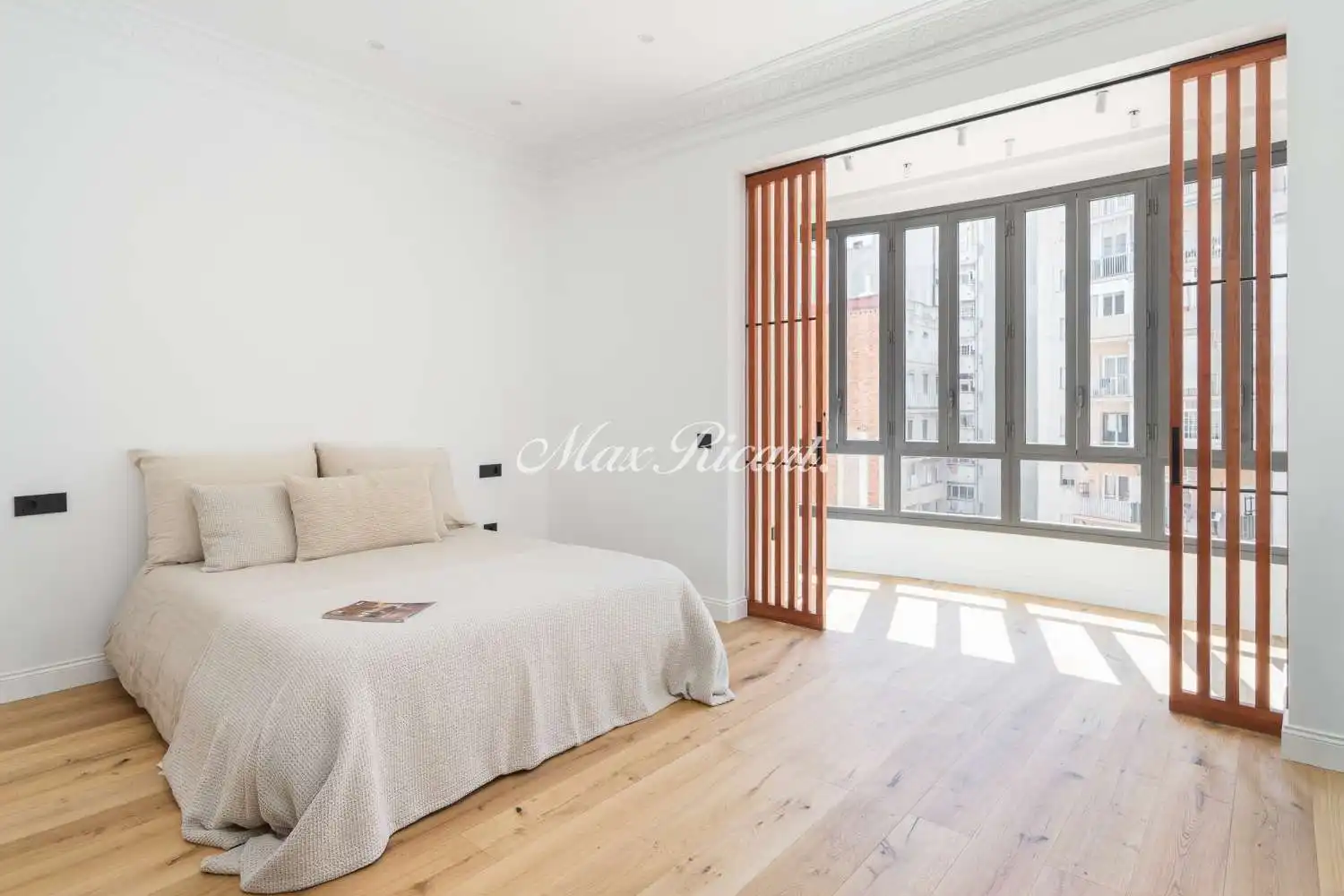 Schlafzimmer von Wohnung zum Verkauf in Barcelona mit Klimaanlage, Heizung und Balkon
