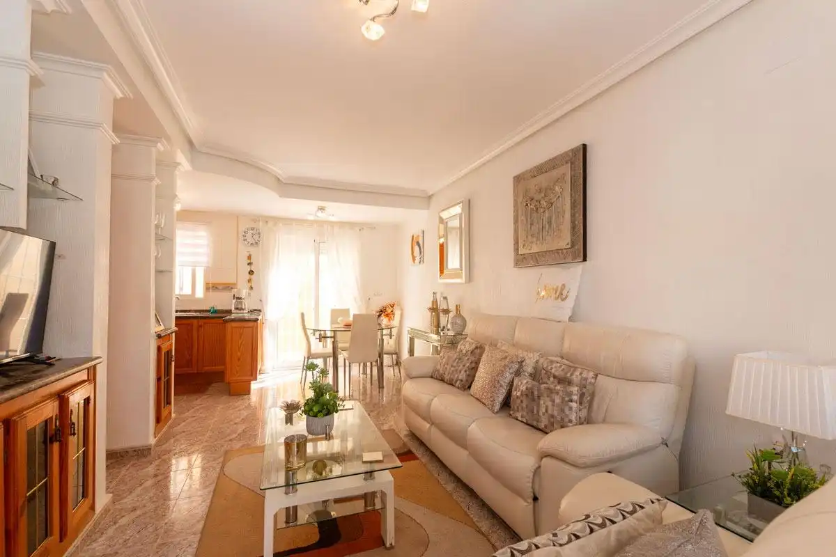 Sala d'estar de Casa adosada en venda en Orihuela amb Jardí privat, Terrassa i Piscina comunitària