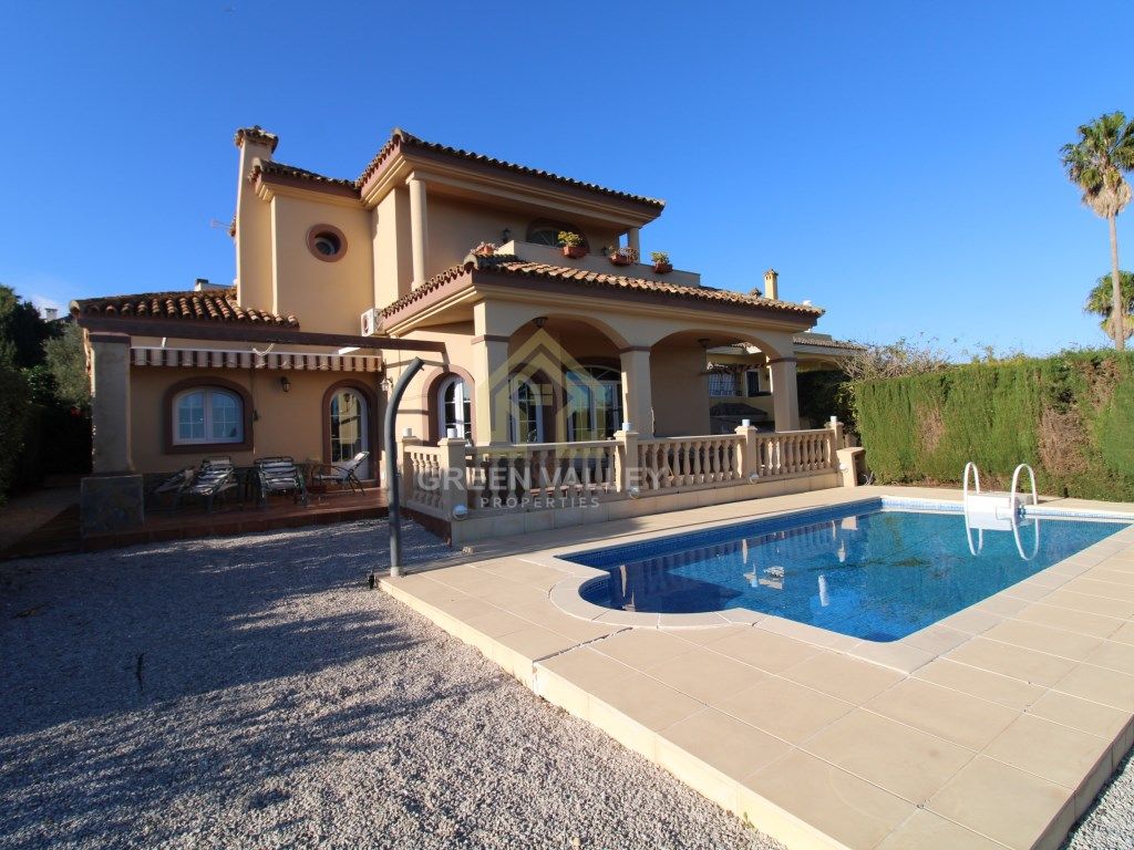 Vista exterior de Casa o xalet en venda en La Alcaidesa amb Aire condicionat, Calefacció i Jardí privat