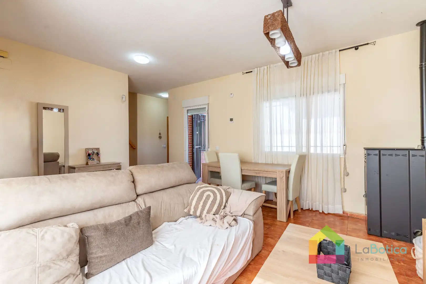 Sala de estar de Casa adosada en venta en Carmena con Calefacción