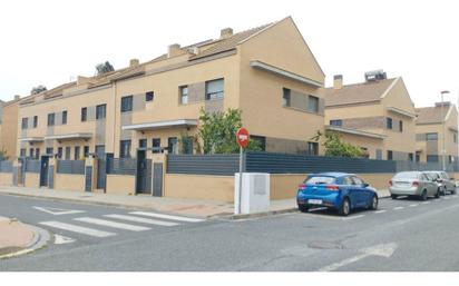 Vista exterior de Casa adosada en venda en  Huelva Capital amb Terrassa i Piscina