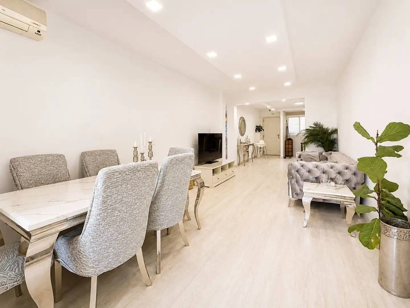 Sala d'estar de Apartament en venda en Benalmádena amb Jardí privat i Piscina comunitària