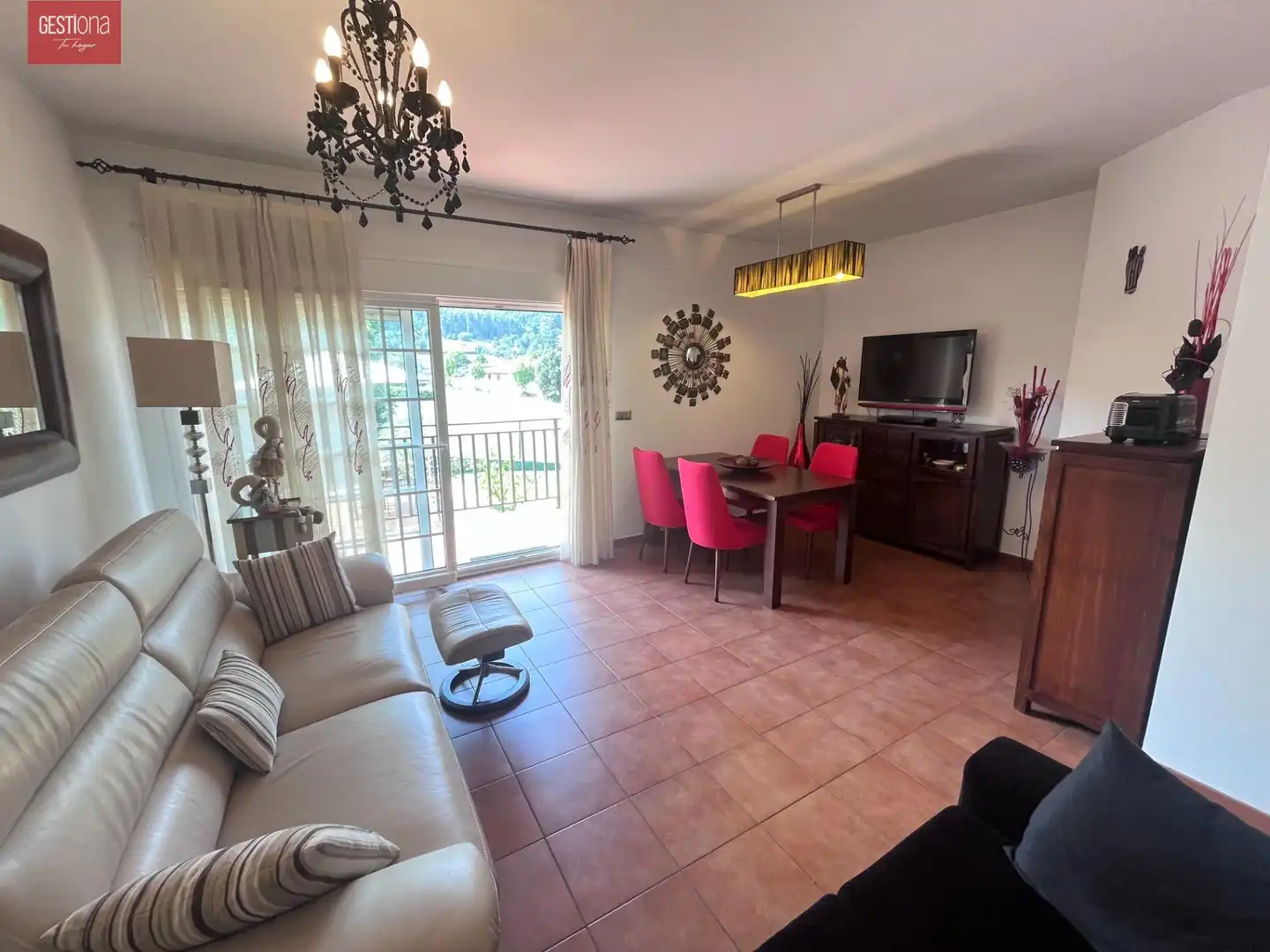Sala d'estar de Casa adosada en venda en Arnuero amb Calefacció, Jardí privat i Terrassa