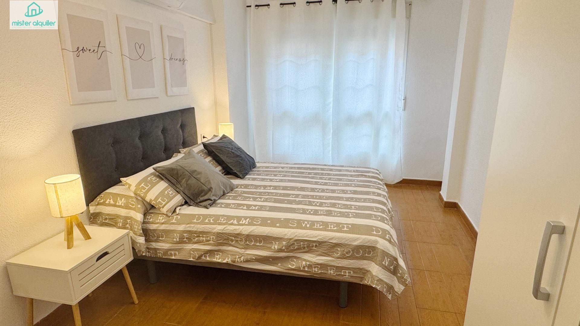 Habitación de Apartamento de alquiler en El Campello con Aire acondicionado, Calefacción y Terraza