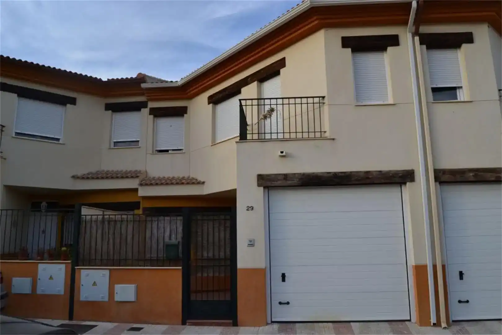 Vista exterior de Casa adosada en venda en Fuerte del Rey amb Balcó