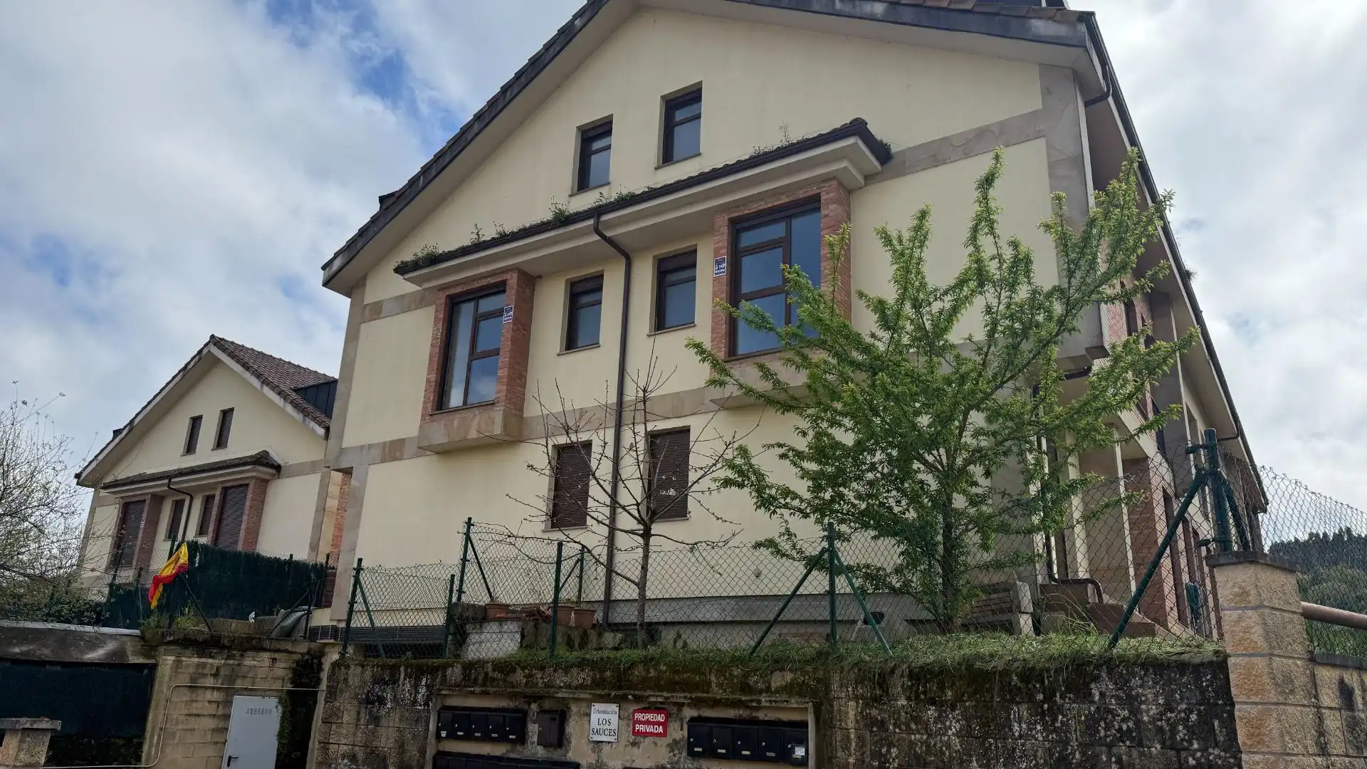 Vista exterior de Edificio en venta en Reocín
