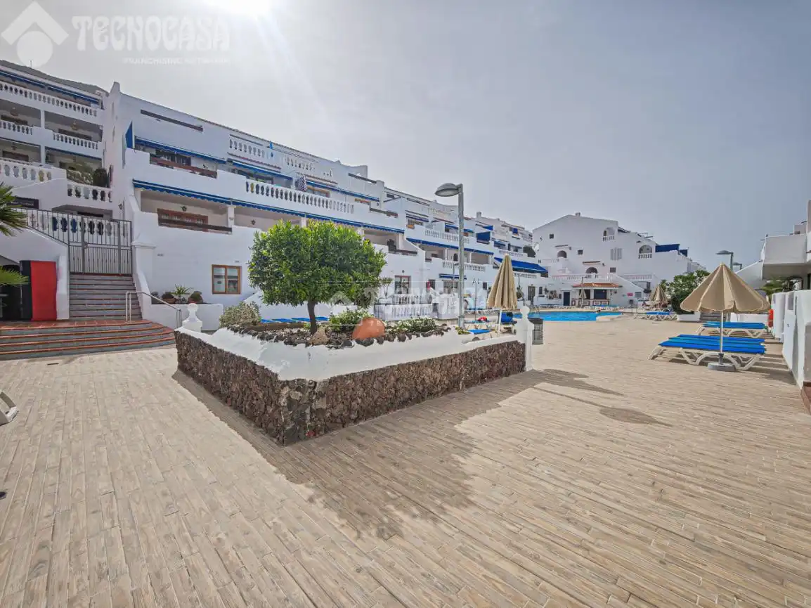 Vista exterior de Piso en venta en Arona con Piscina comunitaria