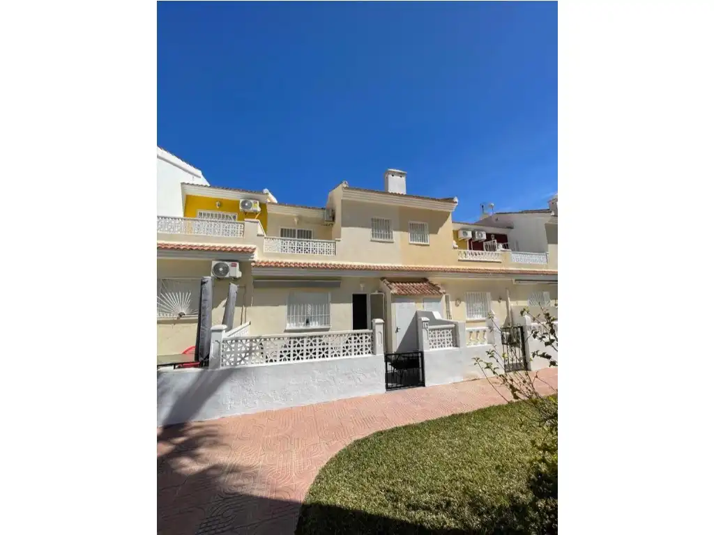 Vista exterior de Casa adosada en venda en Rojales amb Aire condicionat, Jardí privat i Piscina