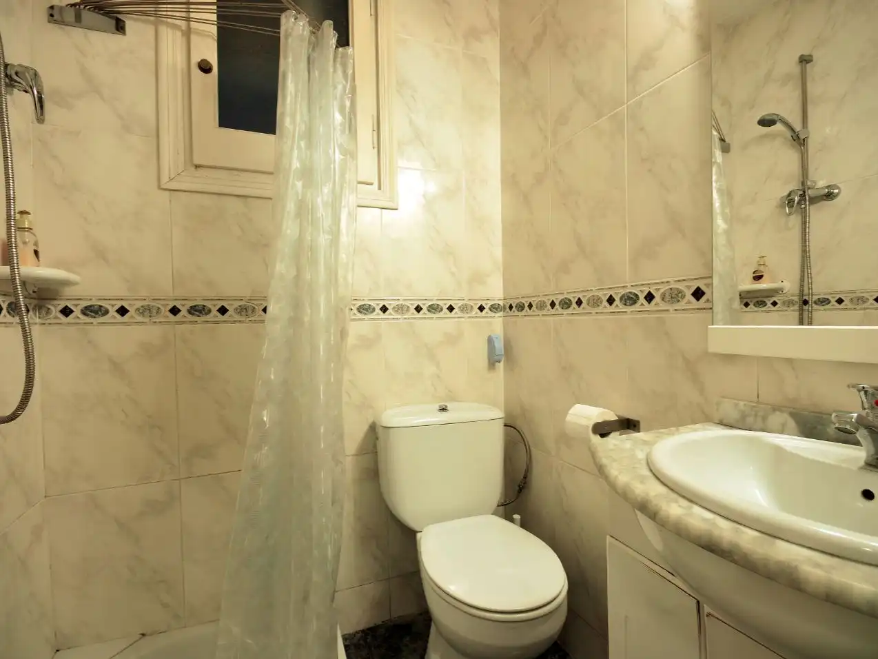 Bathroom of Flat for rent in  Barcelona Capital  with Air Conditioner