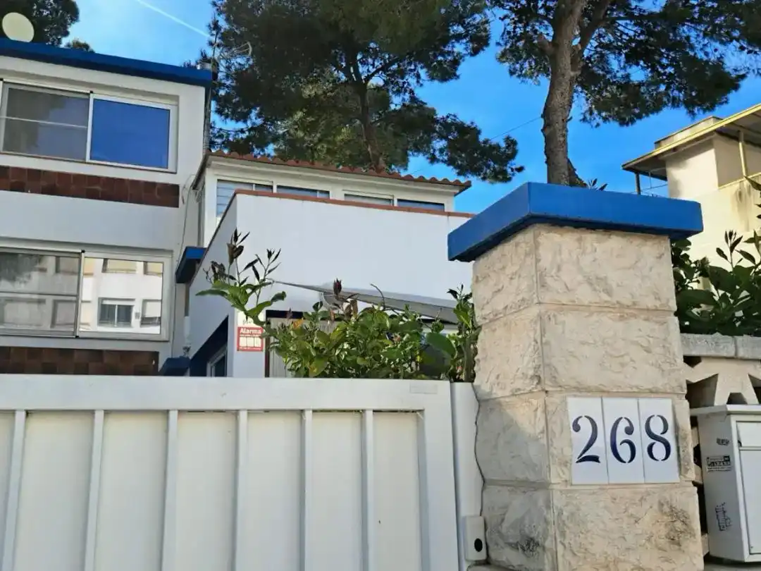 Vista exterior de Casa o xalet en venda en La Ràpita amb Aire condicionat i Balcó