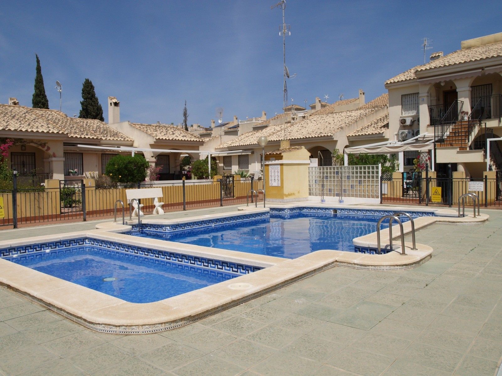 Swimming pool of Single-family semi-detached for sale in Elche / Elx  with Community pool