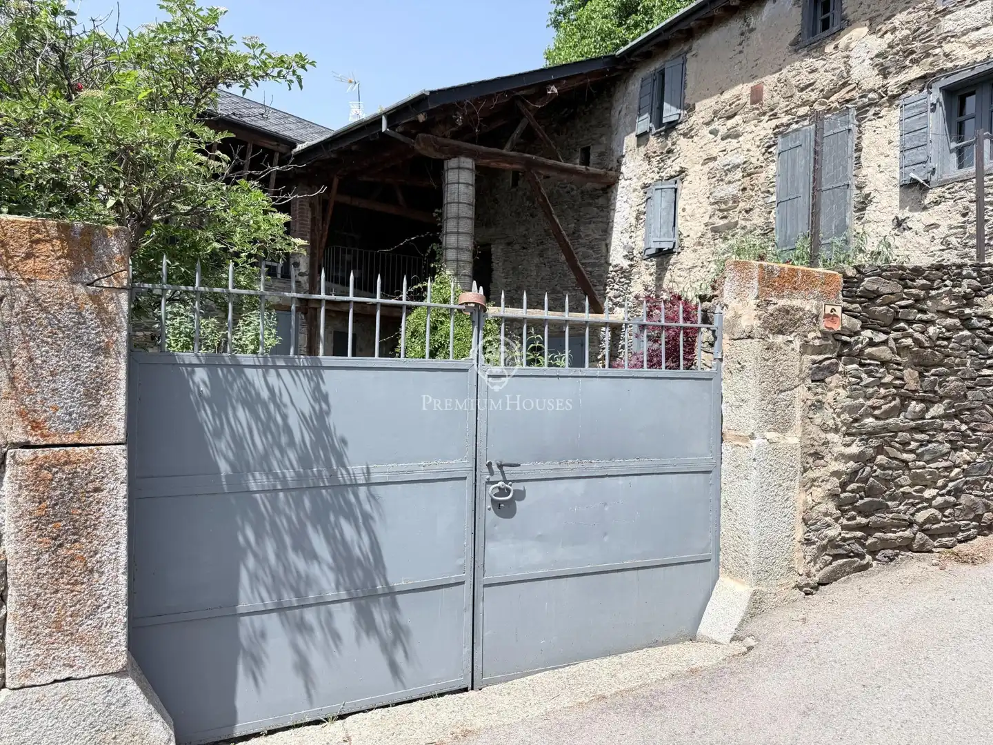 Vista exterior de Finca rústica en venda en Guils de Cerdanya amb Jardí privat i Traster