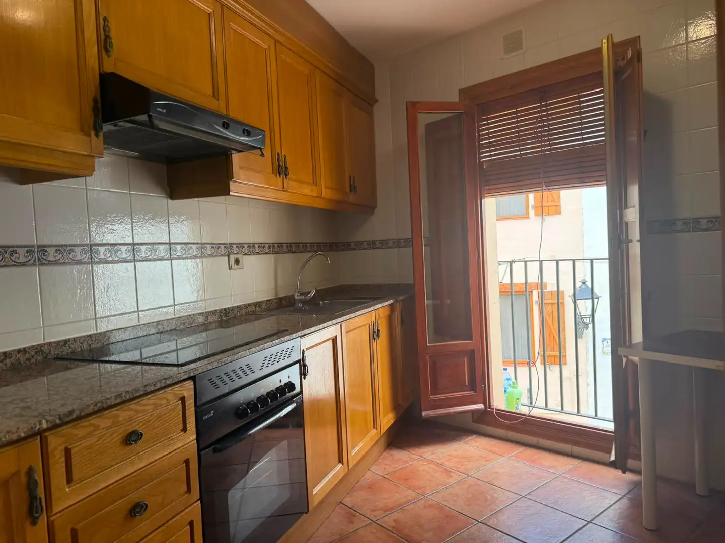 Cuina de Casa adosada en venda en Cortes de Arenoso amb Calefacció, Moblat i Forn