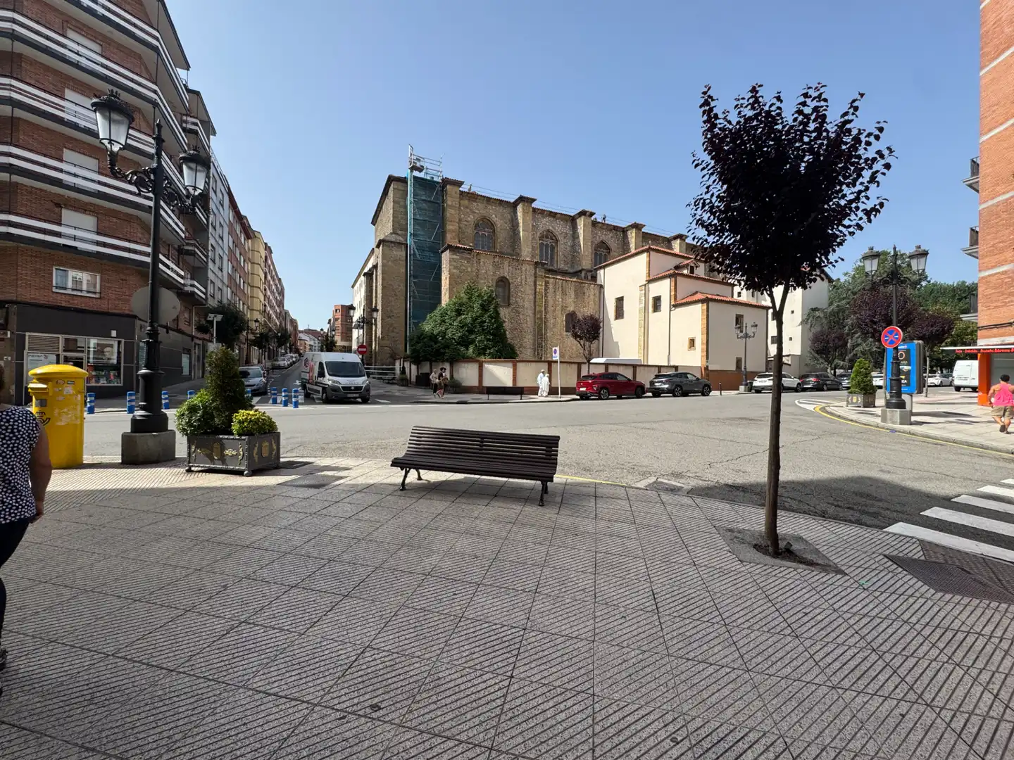 Vista exterior de Local de lloguer en Oviedo  amb Aire condicionat, Calefacció i Moblat