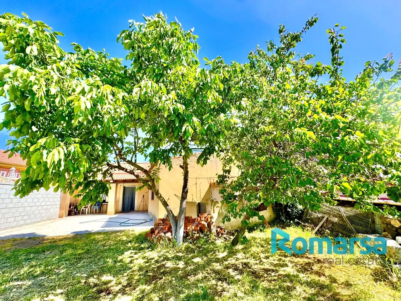 Vista exterior de Casa o xalet en venda en Mingorría amb Calefacció, Jardí privat i Traster