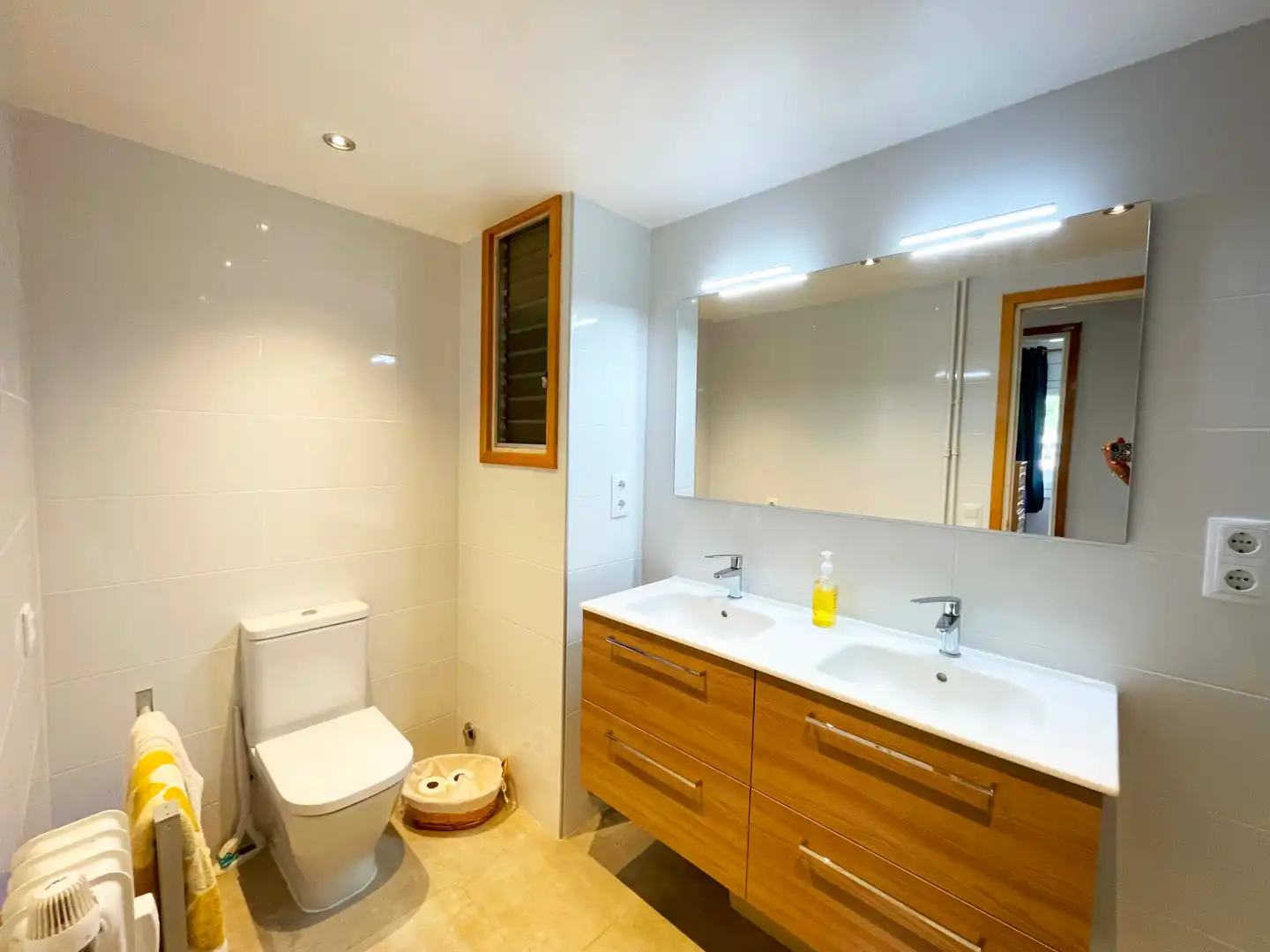 Badezimmer von Wohnung zum Verkauf in Sort mit Terrasse, Abstellraum und Möbliert