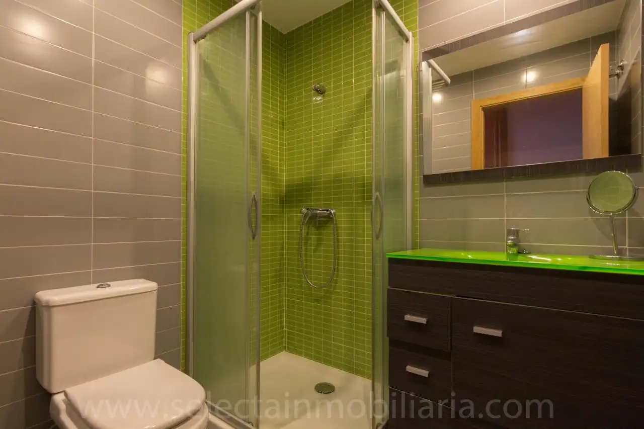 Badezimmer von Dachboden zur Miete in Pontevedra Capital  mit Heizung, Terrasse und Schwimmbad