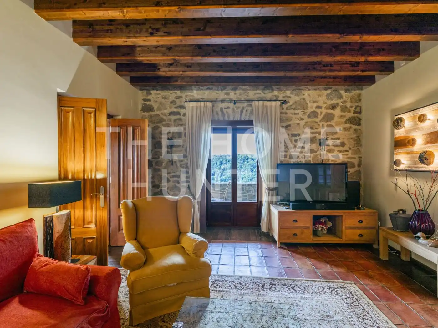 Sala d'estar de Finca rústica en venda en Sant Aniol de Finestres amb Aire condicionat, Calefacció i Jardí privat
