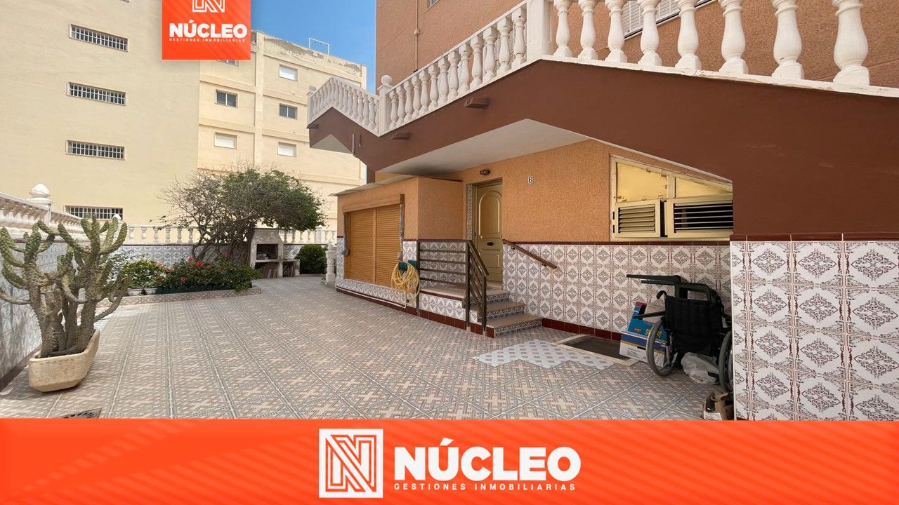 Vista exterior de Dúplex en venta en Torrevieja con Amueblado y Microondas